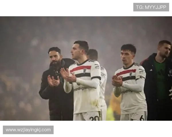 曼联更衣室矛盾再度曝光,球队稳定性面临考验,近期表现受影响 曼联更衣室矛盾再度曝光,球队稳定性面临考验,近期表现受影响